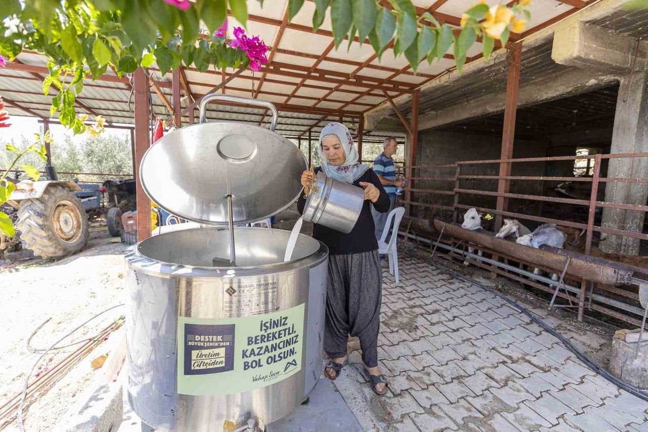 MERSİN’DE HAYVANCILIKLA UĞRAŞAN ÜRETİCİLERE YÜZDE 50 HİBEYLE SAĞLANAN SÜT SOĞUTMA TANKLARI, SÜTÜN...