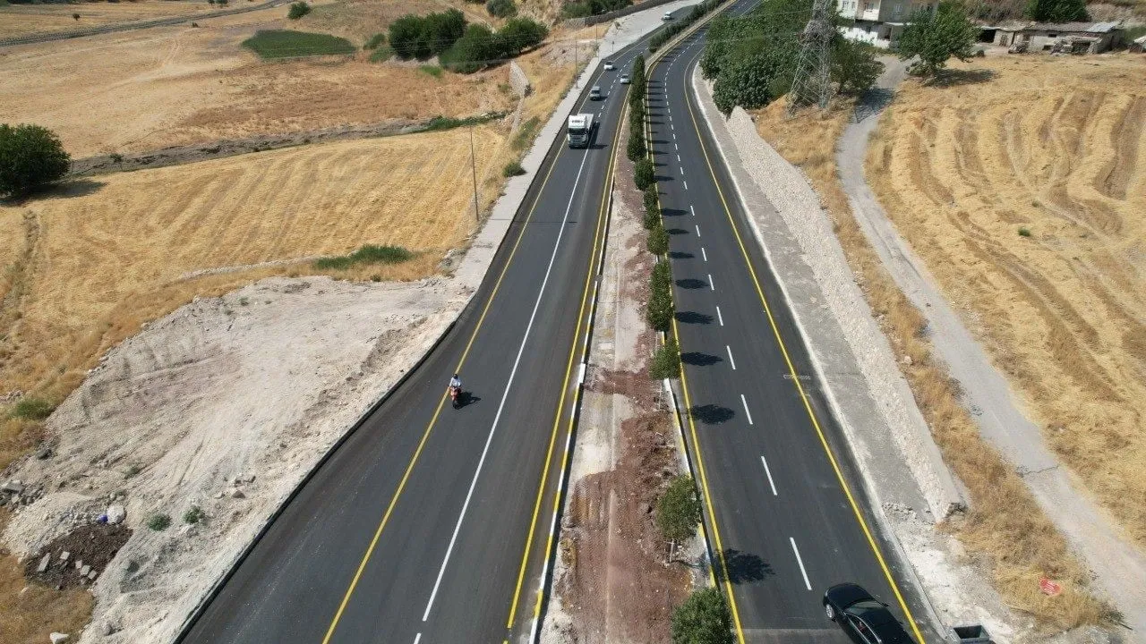 ADIYAMAN BELEDİYESİ, KENT GENELİNDE ULAŞIMIN DAHA GÜVENLİ VE KONFORLU HALE GETİRİLMESİ AMACIYLA...