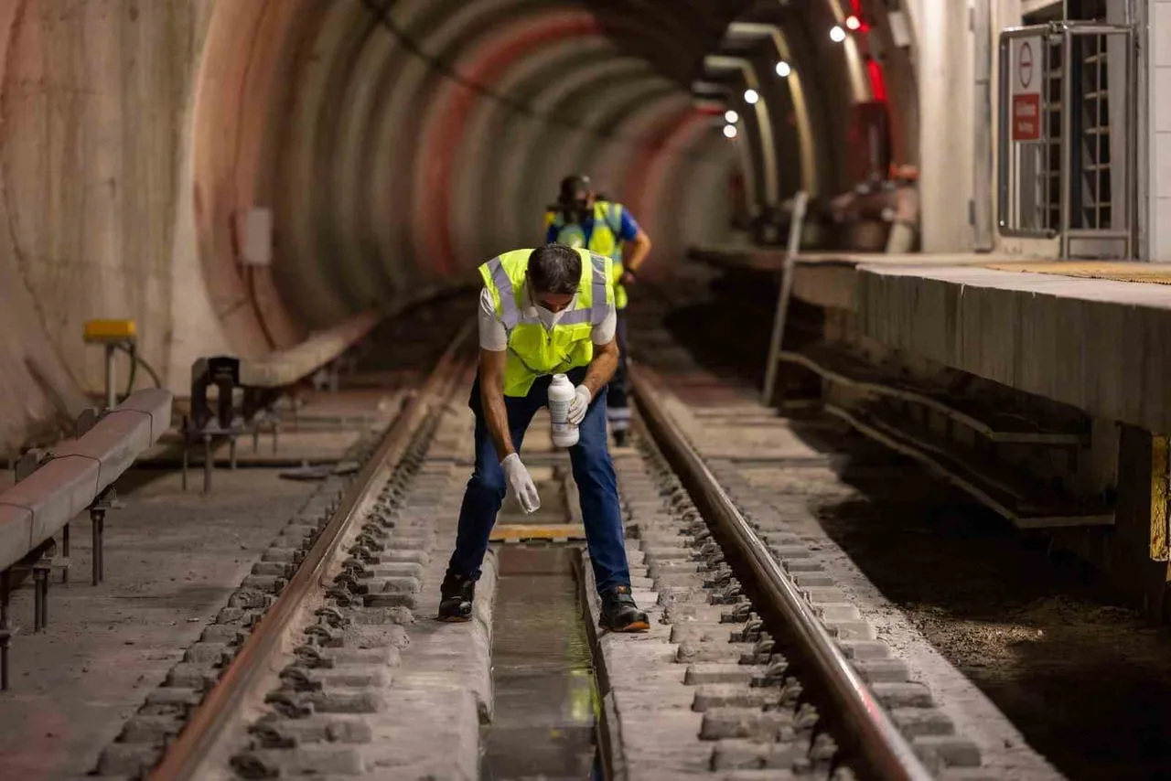 İZMİR BÜYÜKŞEHİR BELEDİYESİ, YOLCU TRAFİĞİNİN DURDUĞU GECE SAATLERİNDE METRO İSTASYONLARI...