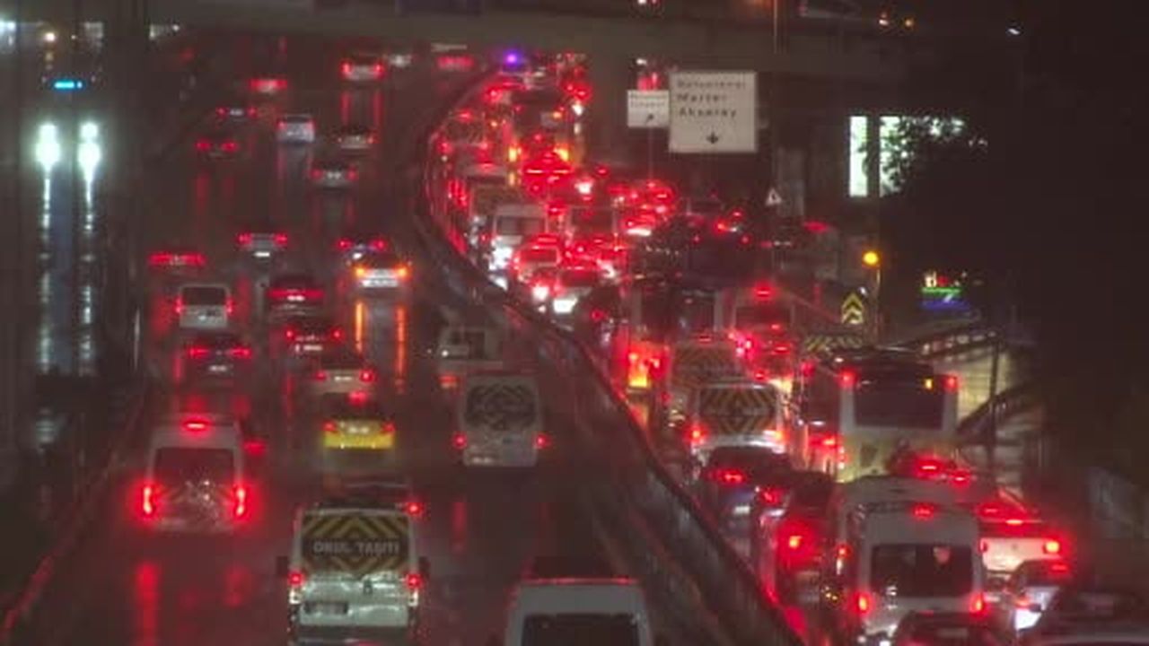 İstanbul’da sağanak yağış trafiği felç etti