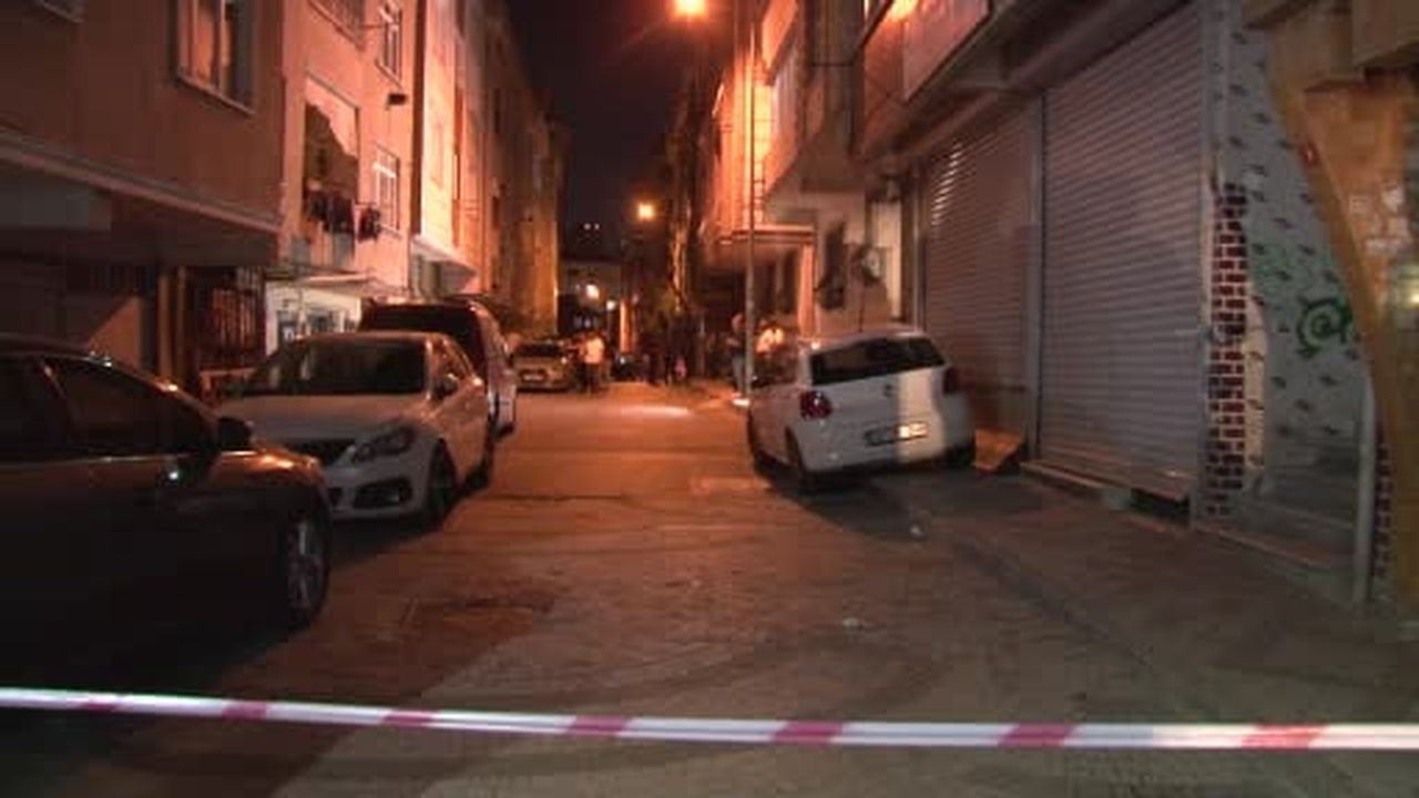 Komşusunu bıçaklayıp, sokağa rastgele ateş açtı: 4 yaralı