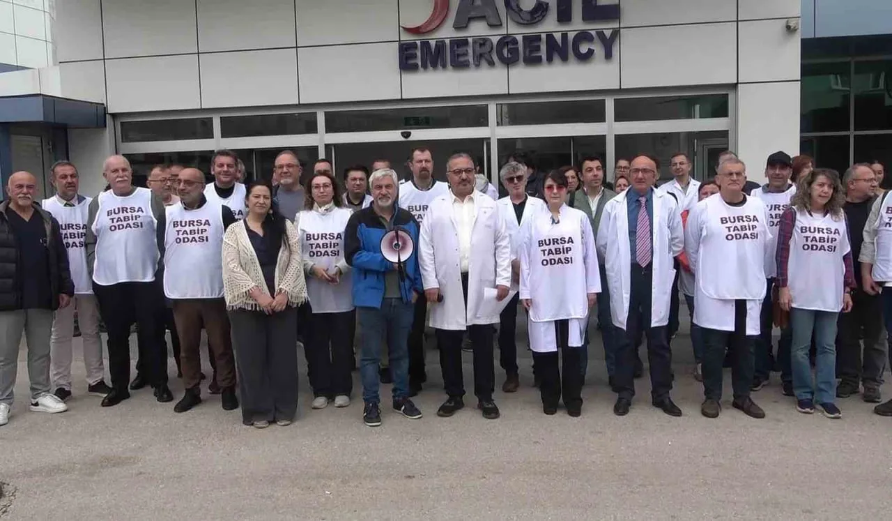BURSA'DA NEV ESENTEPE HASTANESİ'NDE YAŞANAN EKONOMİK SORUNLAR NEDENİYLE ÜCRETLERİNİ ALAMADIKLARINI...