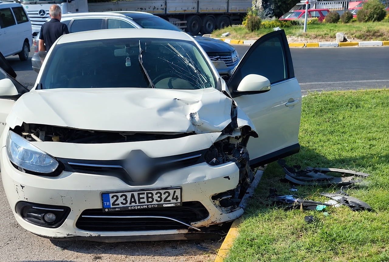 ELAZIĞ’DA İKİ OTOMOBİLİN ÇARPIŞMASI SONUCU MEYDANA GELEN KAZADA, 1 KİŞİ YARALANDI