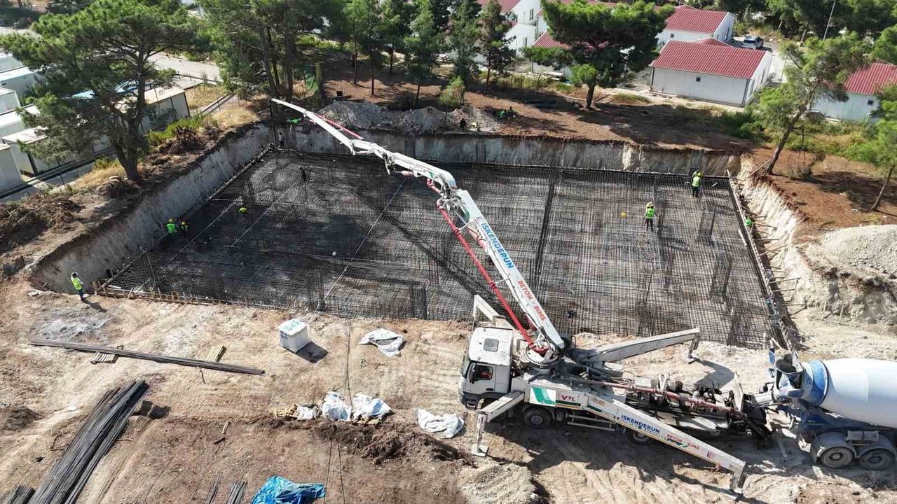 BELEN ŞEKERE MAHALLESİ’NDE YAPIMI PLANLANAN YARI OLİMPİK YÜZME HAVUZUNUN TEMEL ATMA ÇALIŞMASINDAN...
