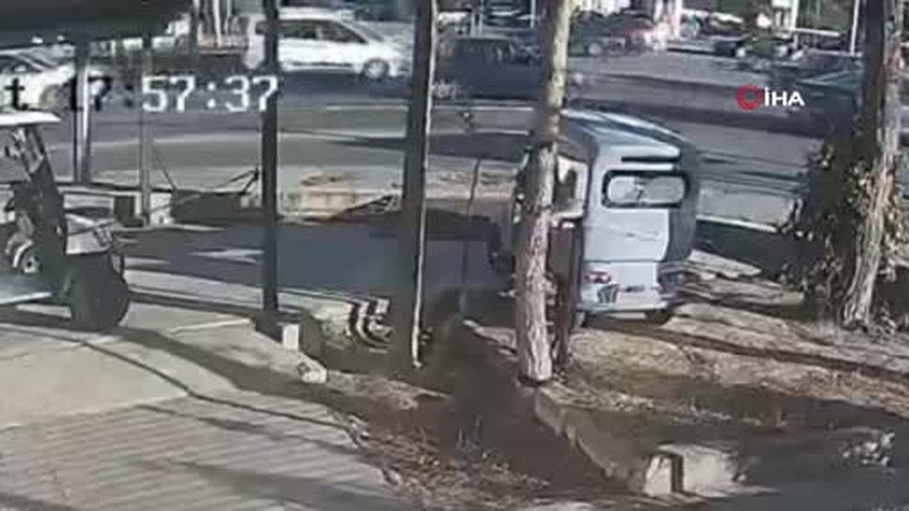 Otomobilin yayaya çarptığı anlar kamerada