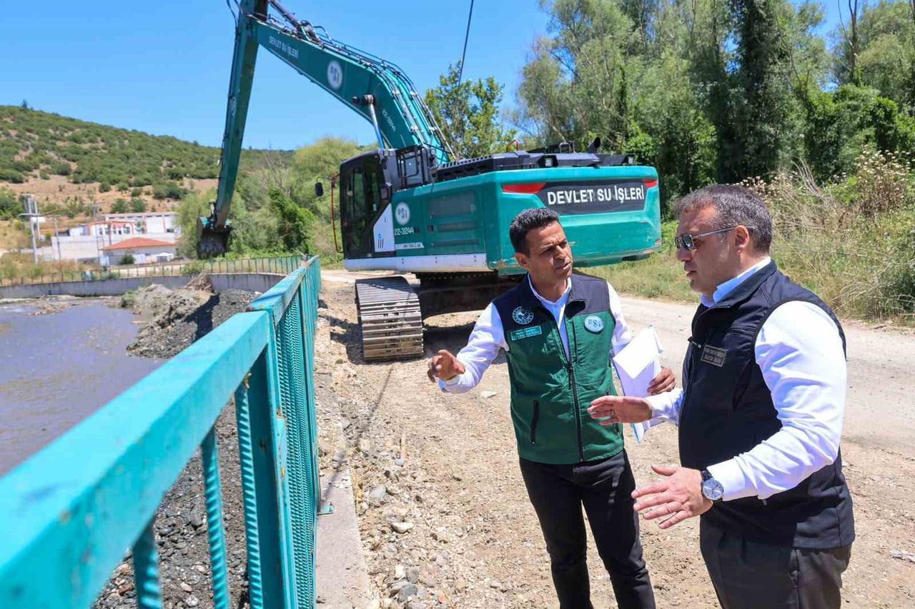 BİLECİK VALİSİ FAİK OKTAY SÖZER, TAŞKIN RİSKİNİ EN AZA İNDİRMEK AMACIYLA KARASU ÇAYI TAŞKIN...