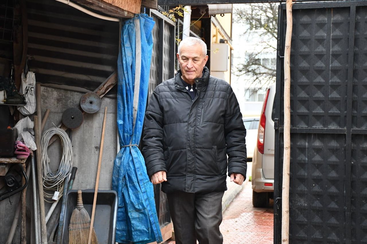 Bilecik'in Bozüyük ilçesinde tutkusu olduğu eski fotoğraf makinelerini toplayan, zamanla...