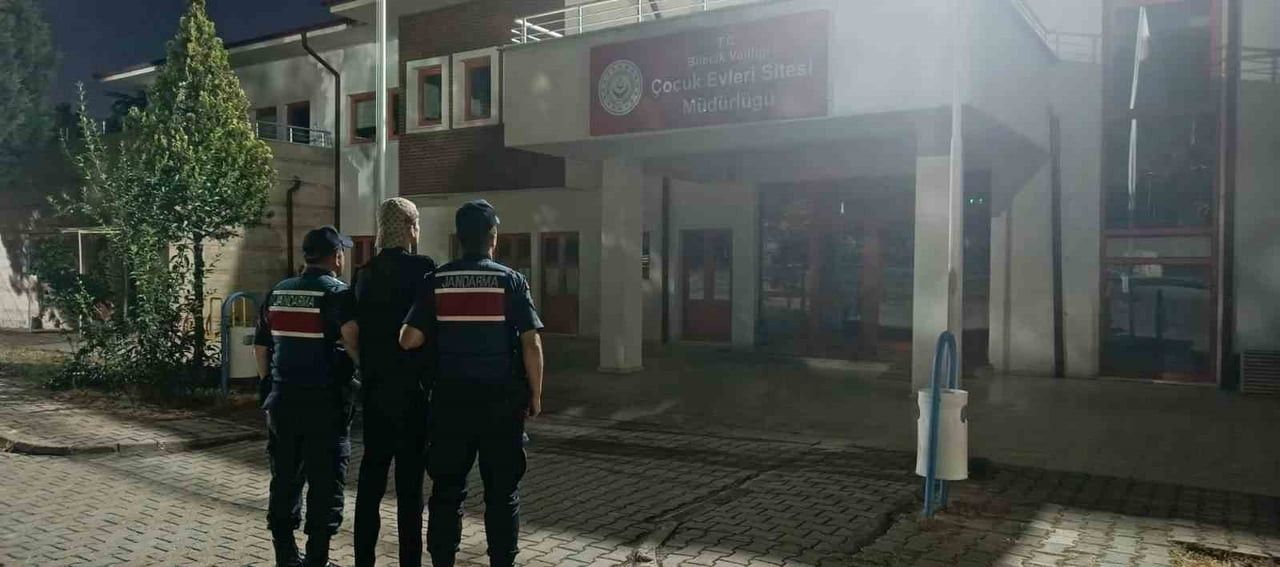 BİLECİK'TE İKAMET İZNİ, GEÇİCİ KORUMA KİMLİK BELGESİ BULUNMADIĞI HALDE SEYAHAT EDEN 4 KİŞİ...