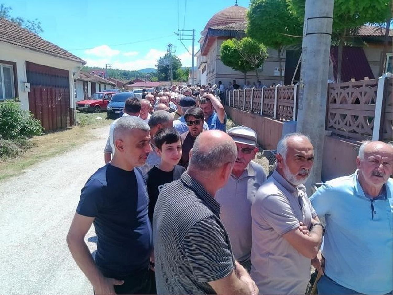 BİLECİK'TE İMECE USULÜ HAZIRLANAN AŞUREYİ YEMEK İÇİN UZUN KUYRUKLAR OLUŞTU