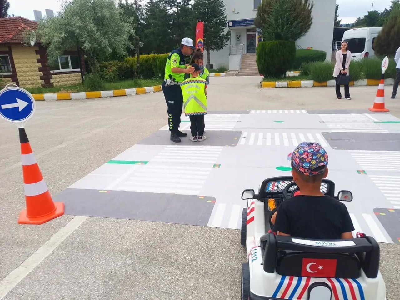 BİLECİK'TE KORUMA ALTINDAKİ ÇOCUKLAR JANDARMA TEŞKİLATINA ANLAMLI BİR ZİYARET...