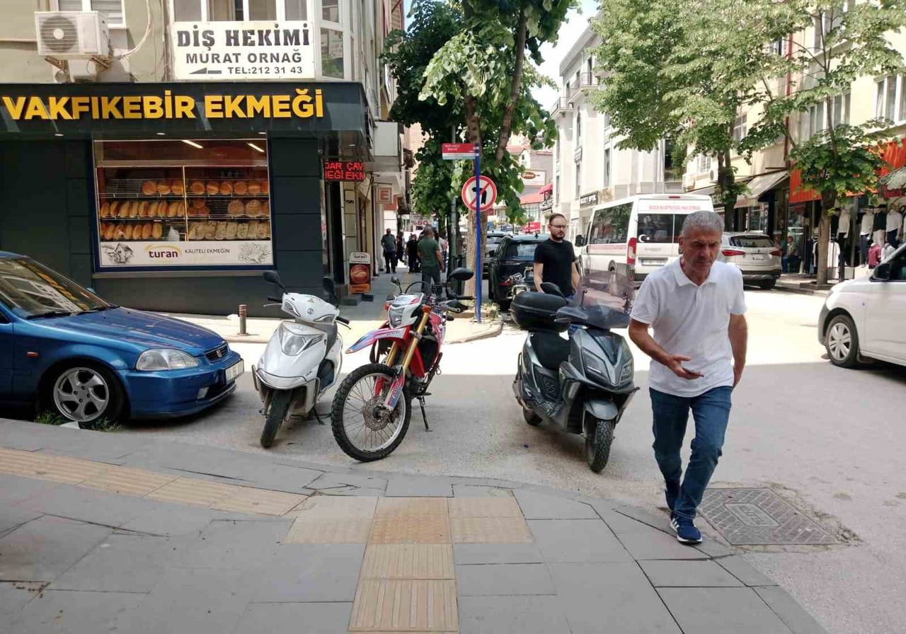 BİLECİK'TE YAYALARIN YÜRÜME GÜZERGAHI ÜZERİNE PARK EDEN ARAÇLAR YAYALARI ÇİLEDEN ÇIKARDI.