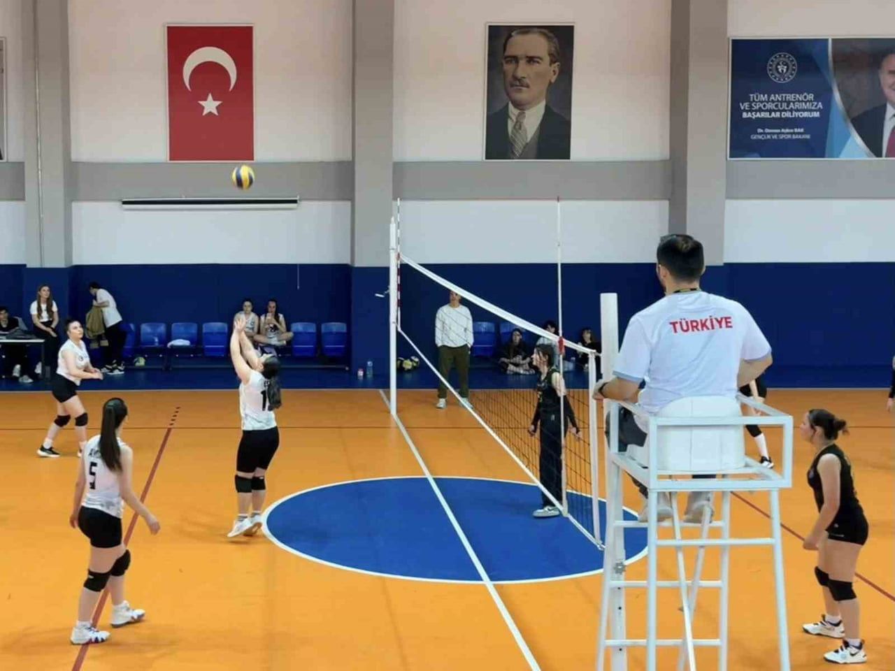 BİLECİK’TE LİSELER ARASI VOLEYBOL MÜSABAKASI NEFES KESTİ