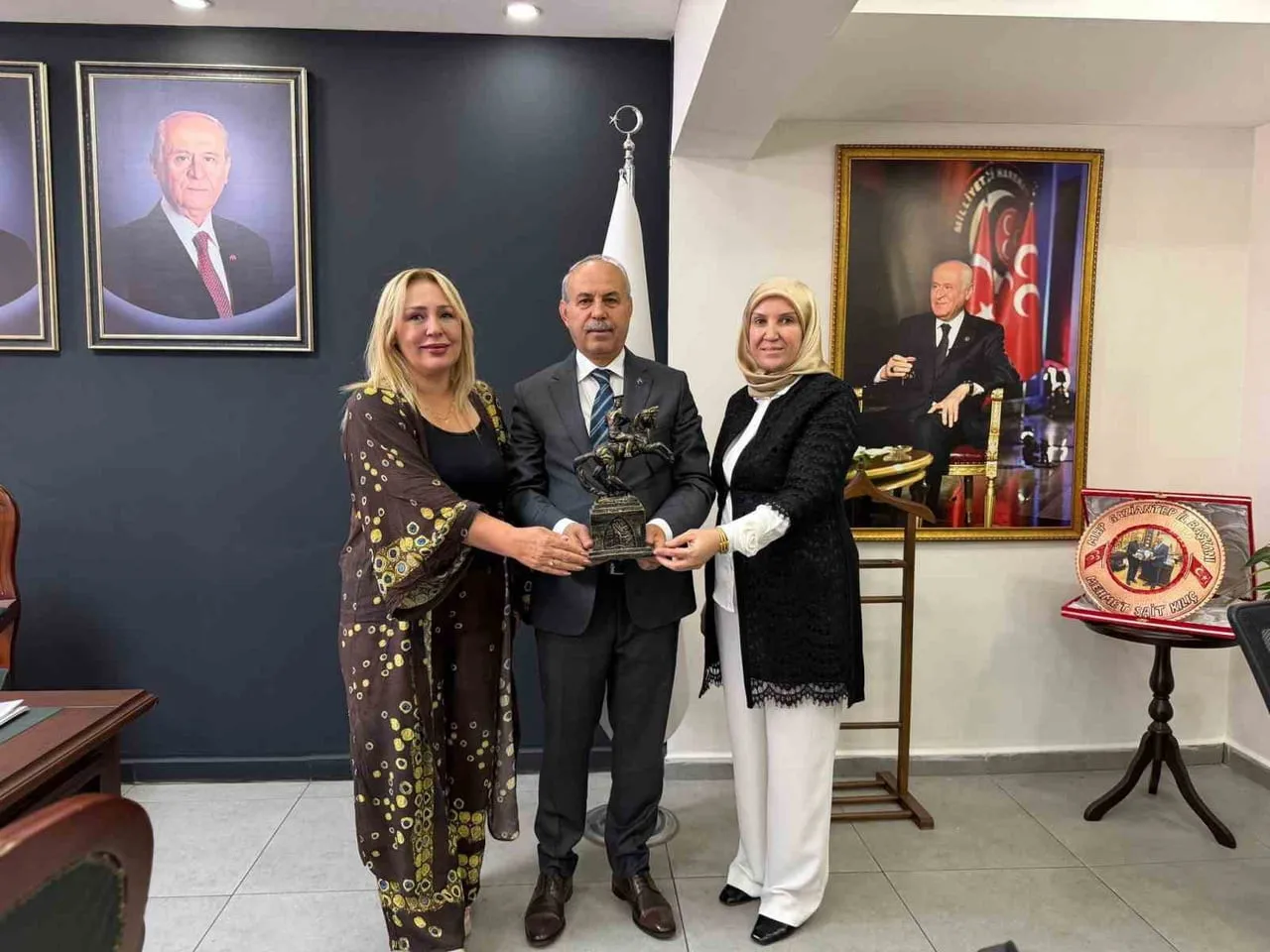BİR ADIM UMUT DERNEĞİ BAŞKANI SONGÜL DENKTAŞ VE BERABERİNDEKİ DERNEK YÖNETİCİLERİ, MİLLİYETÇİ...