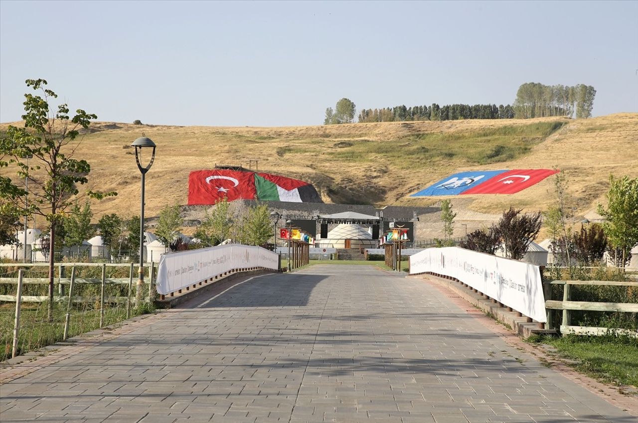 Bitlis'in Ahlat ilçesinde Türklerin Anadolu'ya girişini sağlayan Malazgirt Zaferi'nin 954. yıl...