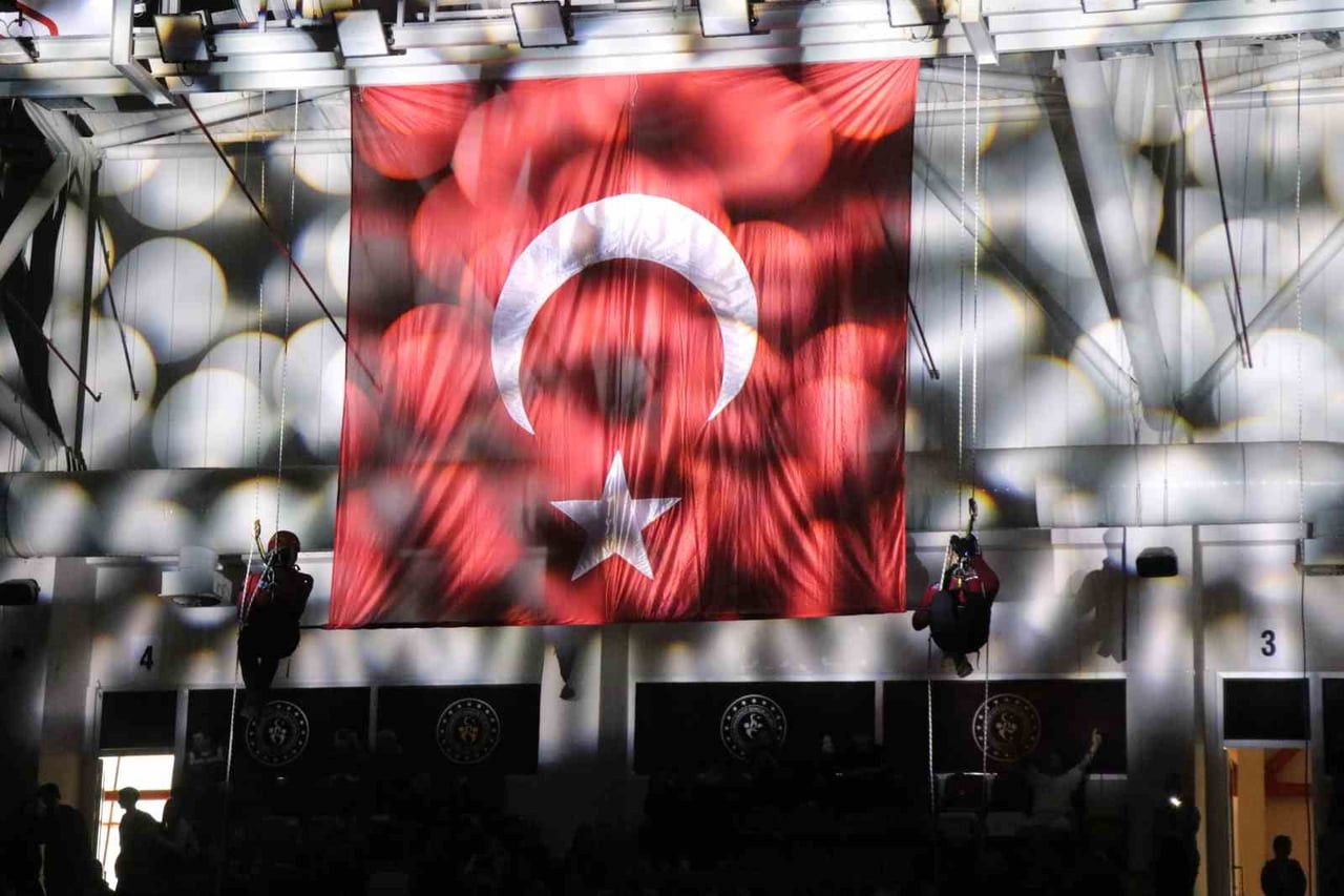 BOLU’DA 19 MAYIS SALON PROGRAMINDA JAK TİMLERİ, YAKLAŞIK 10 METRE YÜKSEKTEN TÜRK BAYRAĞI VE...