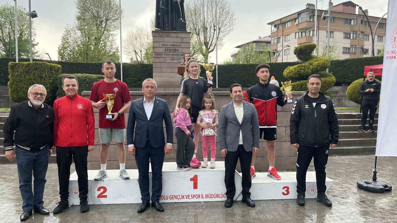 BOLU’DA 37. İZZET BAYSAL ŞÜKRAN GÜNLERİ KAPSAMINDA DÜZENLENEN HALK KOŞUSUNDA VATANDAŞLAR VE...