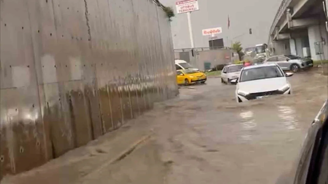 BOLU’DA ETKİLİ OLAN SAĞANAK YAĞMUR VE ŞİDDETLİ DOLU YAĞIŞININ ARDINDAN CADDE VE SOKAKLAR GÖLE...