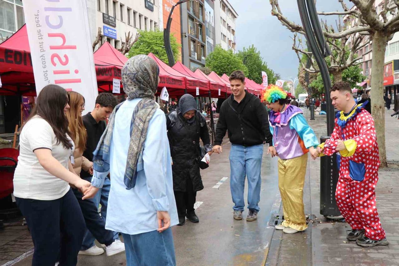 BOLU’DA ETKİLİ OLAN SAĞANAK YAĞMUR VE ŞİDDETLİ DOLU YAĞIŞININ ARDINDAN VATANDAŞLAR, KENTİN EN...