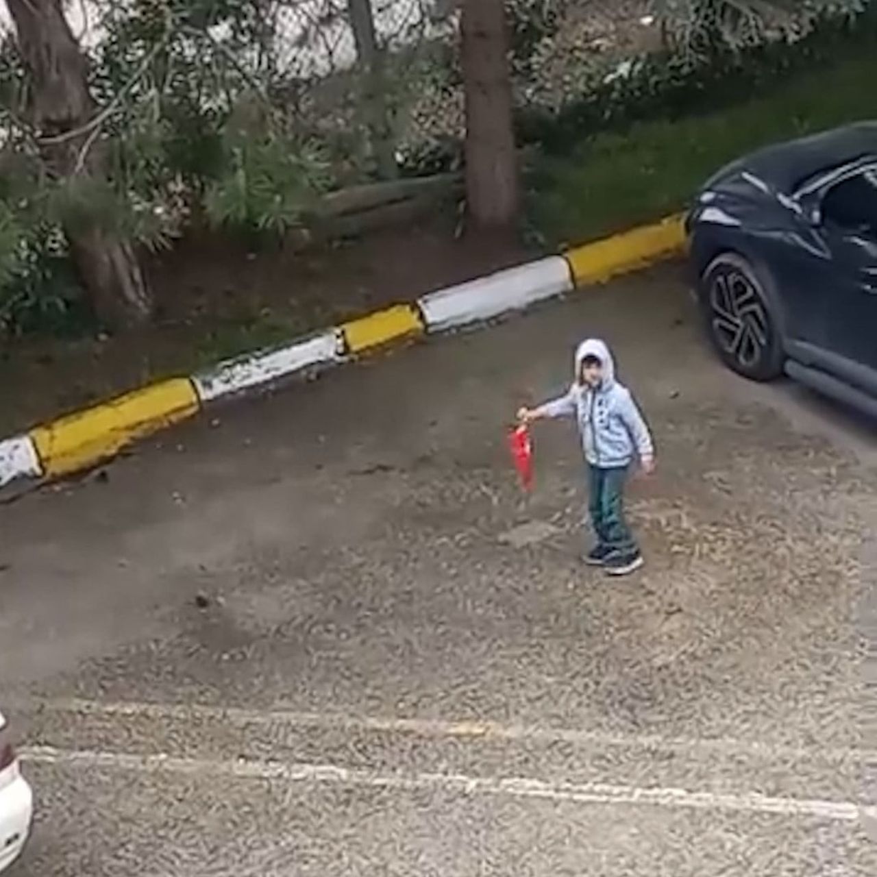 BOLU’DA EVİNİN BALKONUNDAN YERDE DURAN TÜRK BAYRAĞINI GÖREN 5 YAŞINDAKİ MİRAÇ AKPINAR, KOŞARAK...