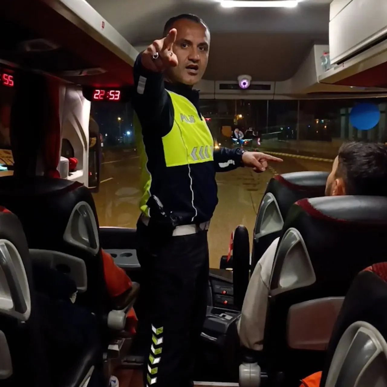 BOLU’DA POLİS EKİPLERİ TARAFINDAN ŞEHİRLERARASI YOLCU TAŞIMACILIĞI YAPAN OTOBÜSLERE YÖNELİK...