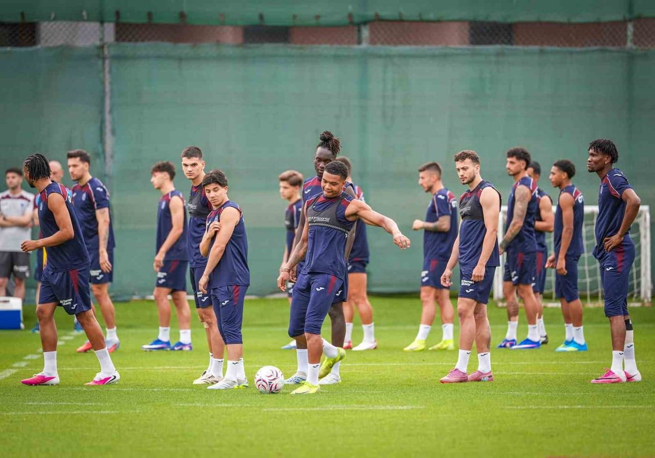BORDO-MAVİLİLERDE YENİ SEZON HAZIRLIKLARI SÜRERKEN, ANTRENMANLARDA FUTBOLCULARIN NEŞELİ...