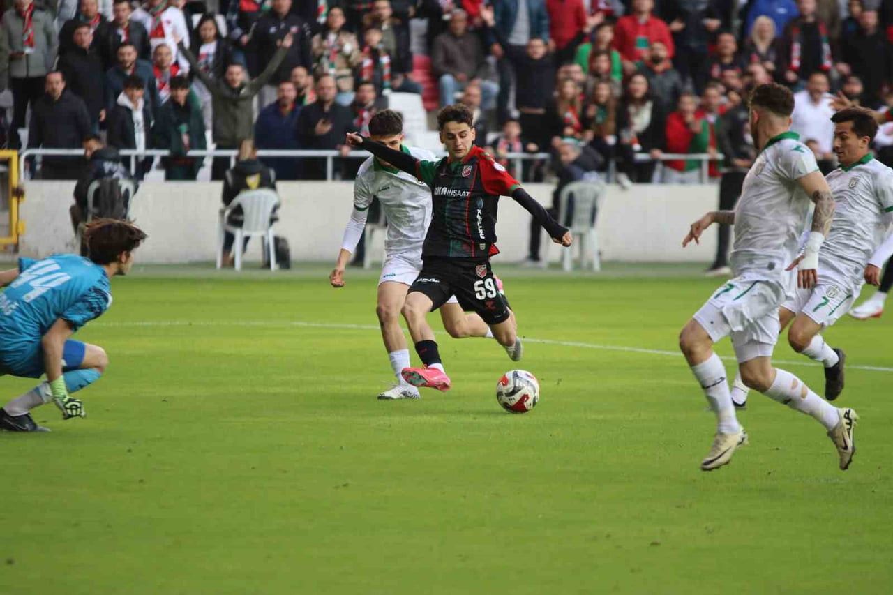 BORNOVA 1877 İLE KARŞIYAKA, TFF 3. LİG 4. GRUP 28. HAFTA MÜCADELESİNDE YARIN SAAT 16.00'DA BORNOVA...