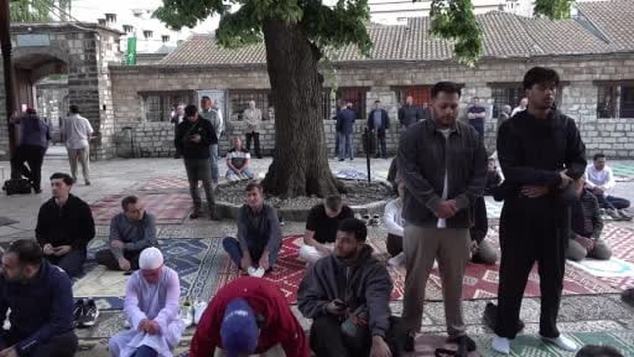 Bosna Hersek’te Müslümanlar, Kurban Bayramı vesilesiyle sabahın erken saatlerinde camilerde bir...