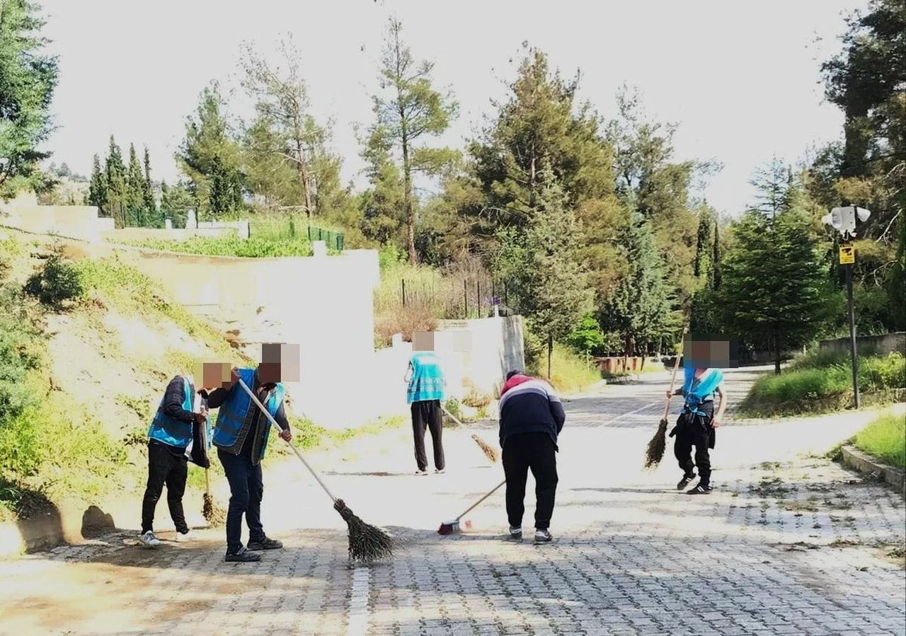 BOYABAT'TA YÜKÜMLÜLER MEZARLIKLARI BAYRAMA HAZIRLADI