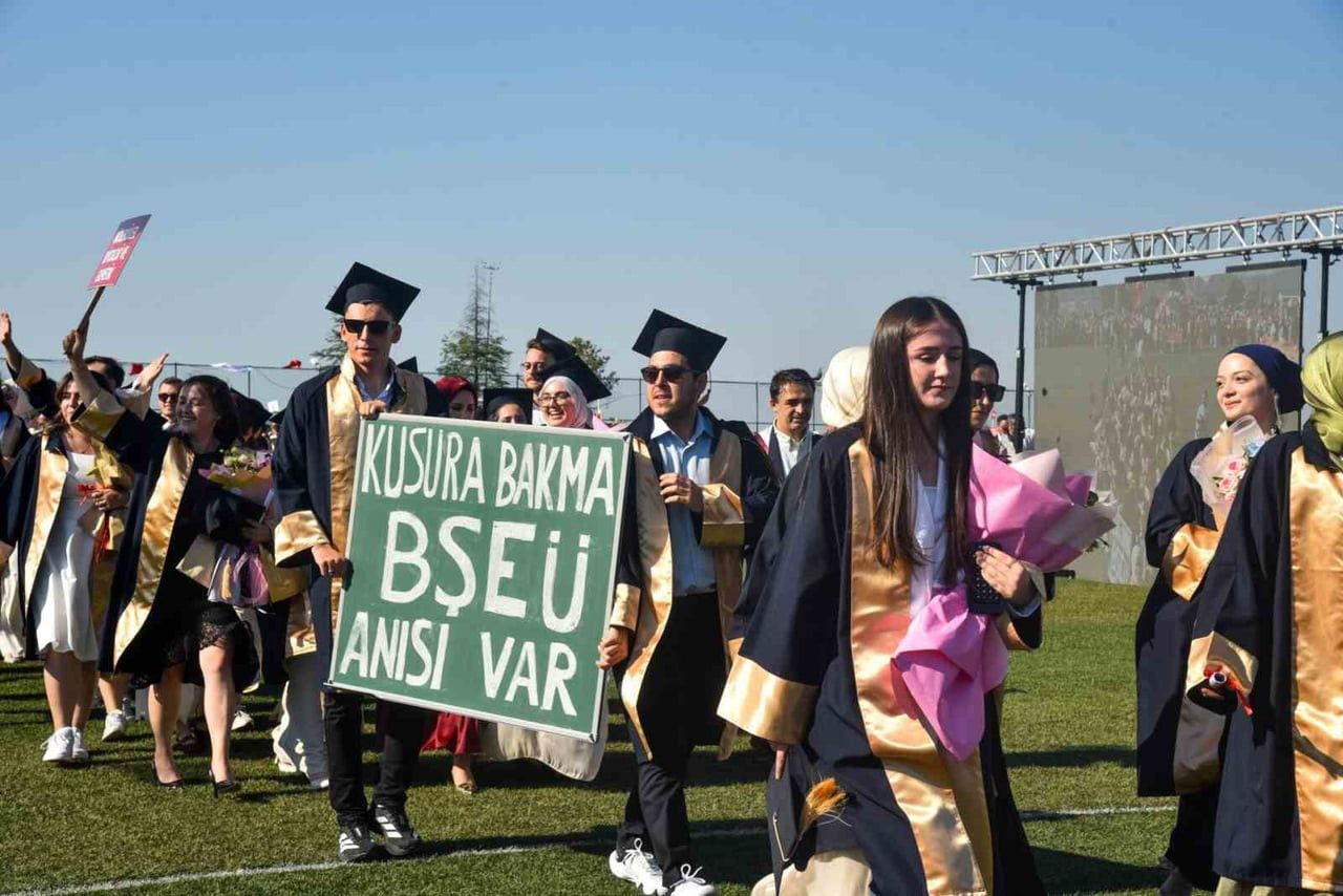 BŞEÜ'DE AKADEMİK YILI MEZUNİYET COŞKUSU