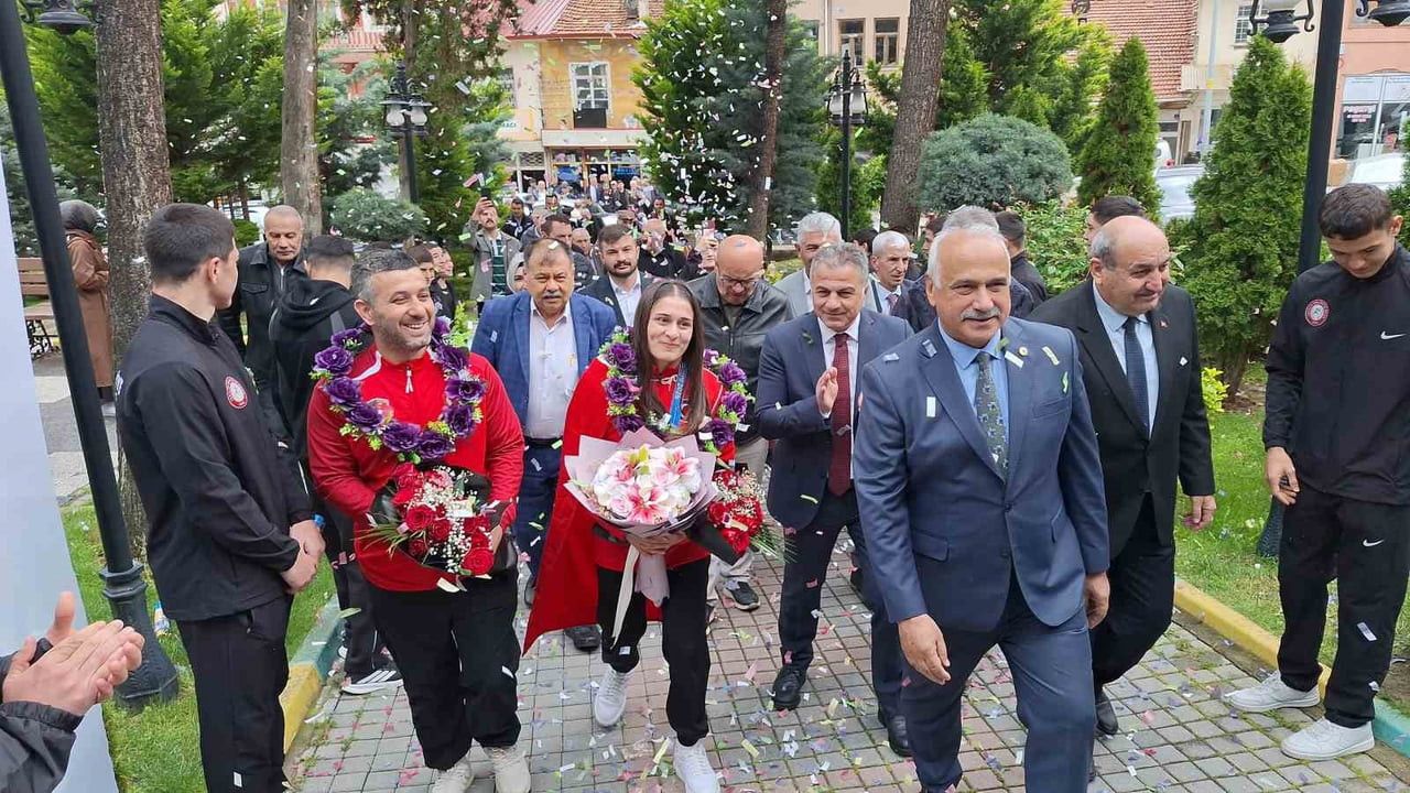 BULGARİSTAN'DA DÜZENLENEN U17 AVRUPA GÜREŞ ŞAMPİYONASI'NDA ALTIN MADALYA ALAN SPORCU İLÇEDE...