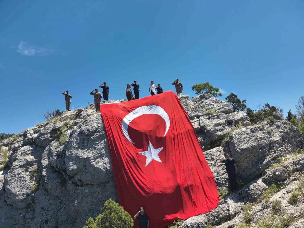 BURDUR İL JANDARMA KOMUTANLIĞI TARAFINDAN KARACAÖREN BARAJININ BÖLGESİNDE BULUNAN KARADAĞ TEPESİNE...