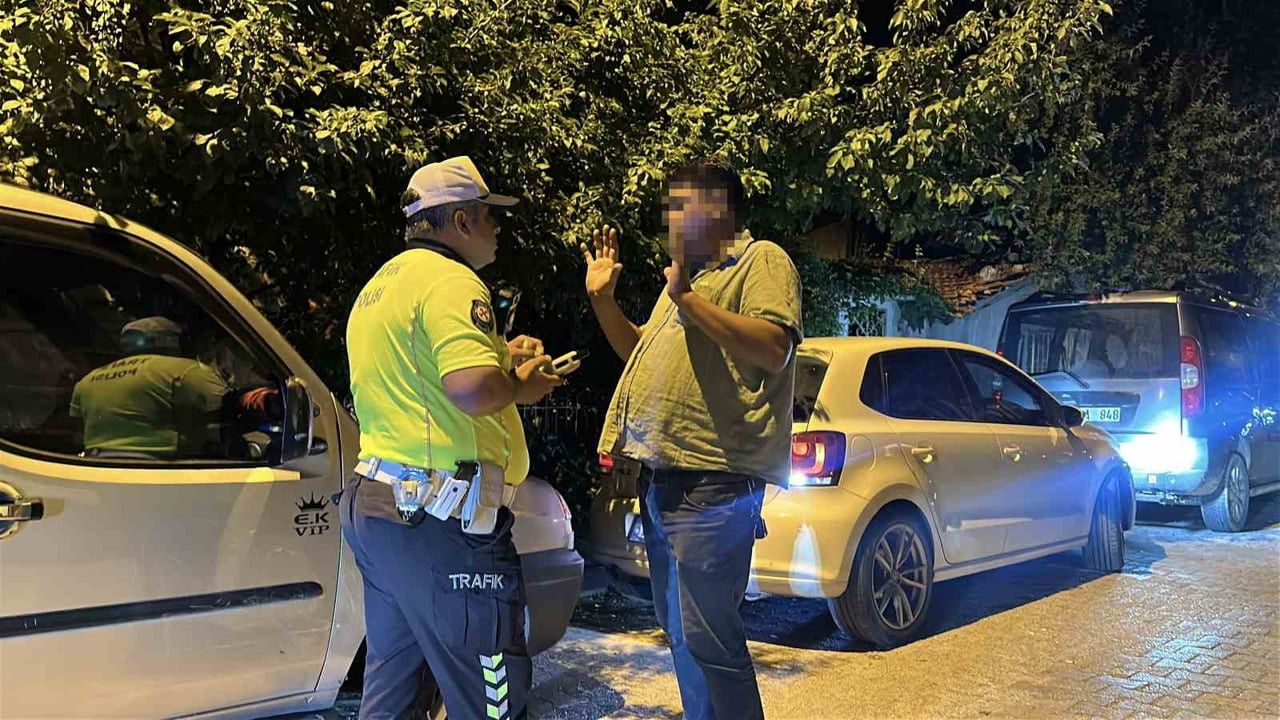 BURDUR'DA ALKOLLÜ SÜRÜCÜSÜ, OTOMOBİLİNİ PARK ETMEYE ÇALIŞIRKEN ÖNDEKİ OTOMOBİLE ÇARPARAK KAZA...