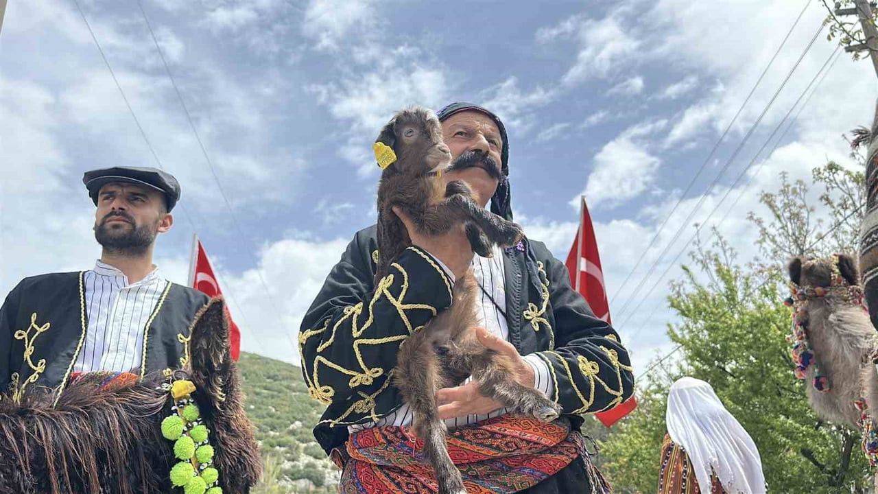 BURDUR'DA DÜZENLENEN "TEMSİLİ YÖRÜK GÖÇÜ", VATANDAŞLARIN YOĞUN İLGİSİYLE...