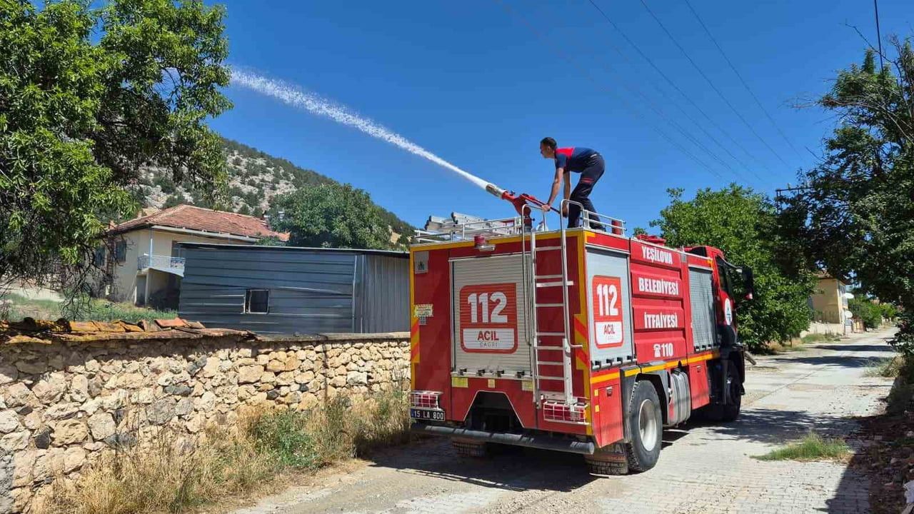 BURDUR'UN YEŞİLOVA İLÇESİNDE BİR EVİN BAHÇESİNDE ÇIKAN OT YANGINI, EKİPLERİN MÜDAHALESİYLE ÇEVREYE...