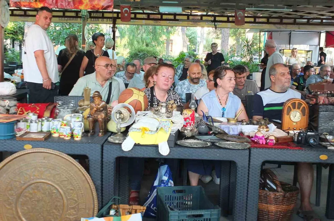 BURHANİYE İLÇESİNDE YER ALAN ŞEHİT TURHAN BAYRAKTAR PARKI'NDA DÜZENLENEN İKİNCİ EL MEZADI, 6...