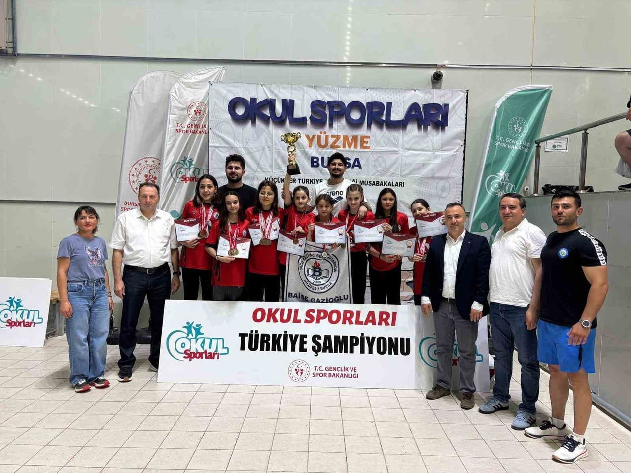 BURSA BAİSE GAZİOĞLU BOSUT ORTAOKULU ÖĞRENCİLERİ KÜÇÜK KIZLAR YÜZME ŞAMPİYONASINDA TÜRKİYE...