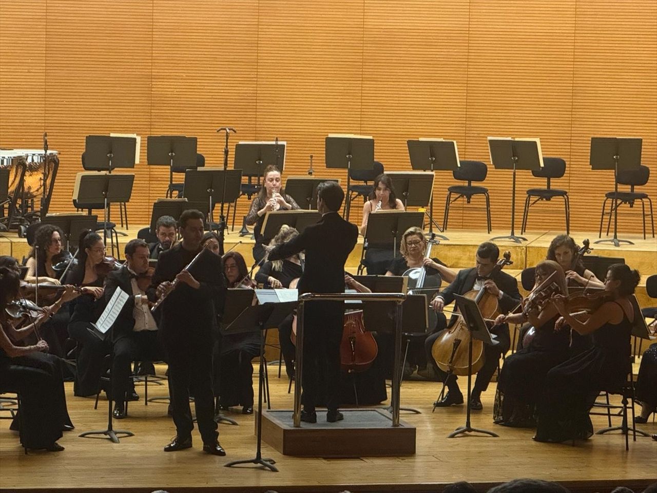 Bursa Bölge Devlet Senfoni Orkestrası'nın (BBDSO) konserinde şef Maximilian Cem Haberstock ve flüt...