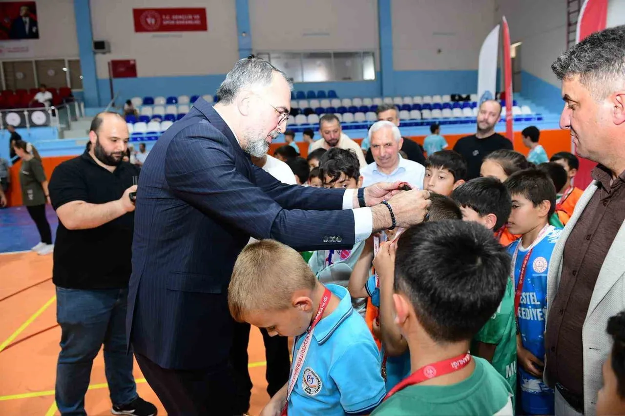 BURSA'DA KESTEL BELEDİYESİ’NİN SPORA VE GENÇLİĞE YÖNELİK DESTEKLERİ ARALIKSIZ SÜRÜYOR. BUNA GÖRE...