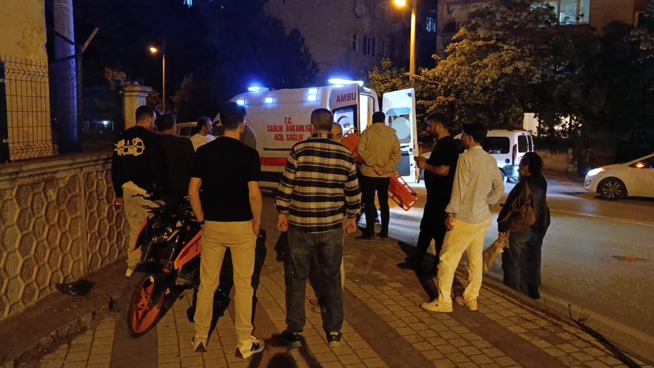 BURSA'NIN İNEGÖL İLÇESİNDE MEYDANA GELEN KAZADA SİTE DUVARINA ÇARPAN MOTOSİKLETİN SÜRÜCÜSÜ...