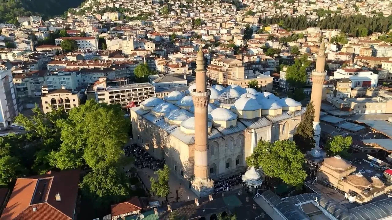 BURSA’DA KURBAN BAYRAMI SABAHI VATANDAŞLAR, BAYRAM NAMAZINI KILMAK İÇİN TARİHİ CAMİLERE AKIN ETTİ....