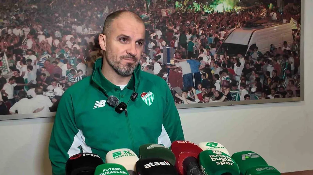 BURSASPOR TEKNİK DİREKTÖRÜ MUSTAFA ER, MARDİN GALİBİYETİ SONRASI NET KONUŞTU; "90 DAKİKA OYUNUN...