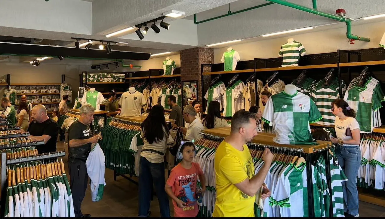 BURSASPOR’UN 2026-2027 SEZONU İÇİN HAZIRLADIĞI YENİ SEZON FORMALARI STORE MAĞAZALARINDA RESMEN...