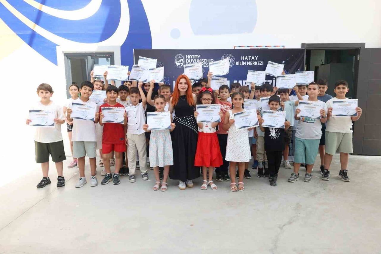 BÜYÜKŞEHİR BELEDİYESİ HATAY BİLİM MERKEZİ'NDE EĞİTİMLERİNİ TAMAMLAYAN ÖĞRENCİLERE, DÜZENLENEN...