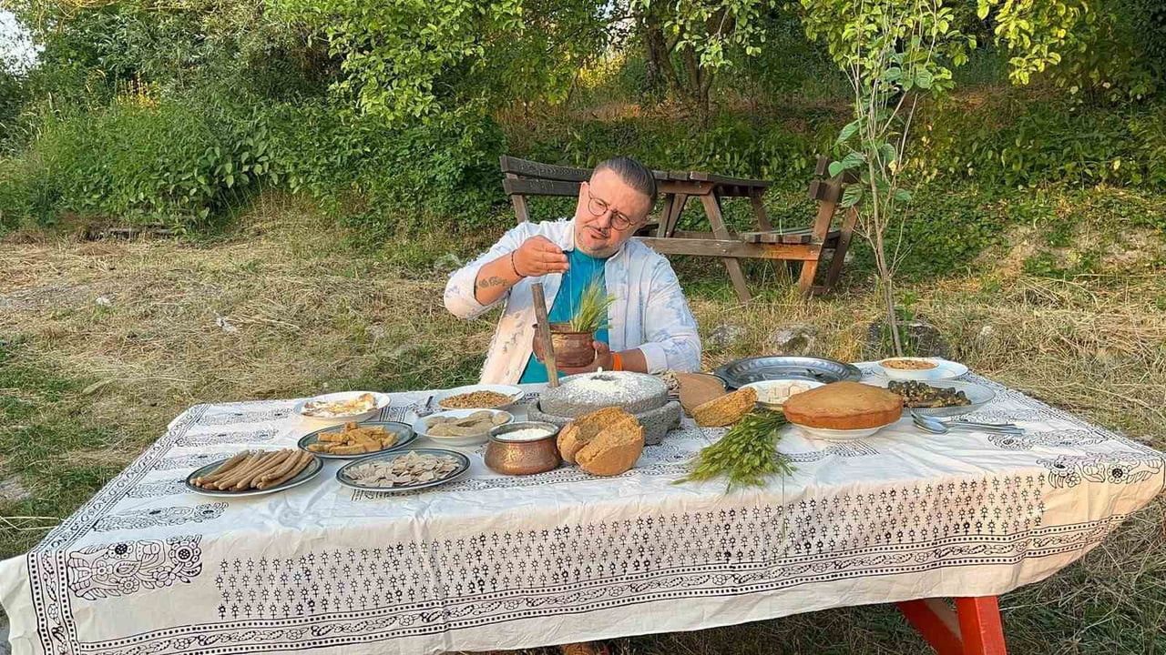 “BUZ ADAM ÖTZİ”NİN MUMYASINDA YAPILAN İNCELEMELERDE MİDESİNDE SİYEZ BUĞDAYI KALINTILARINA...