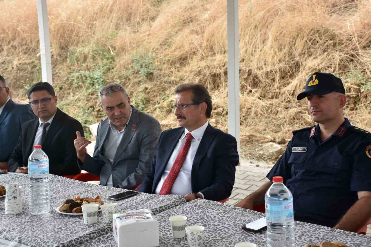 SALİHLİ KAYMAKAMI ALİ GÜLDOĞAN, MAHALLE ZİYARETLERİ KAPSAMINDA KARAAĞAÇ VE ÇELİKLİ MAHALLELERİNİ...