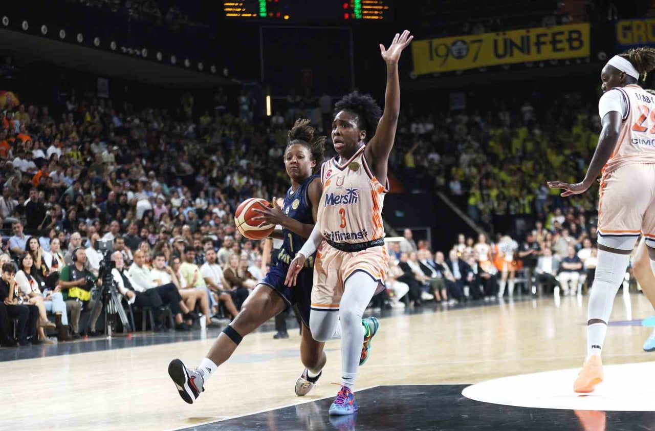 BASKETBOL FIBA KADINLAR SÜPER KUPASI'NDA ÇİMSA ÇBK MERSİN'İ 79-71 MAĞLUP EDEN FENERBAHÇE TARFİN...