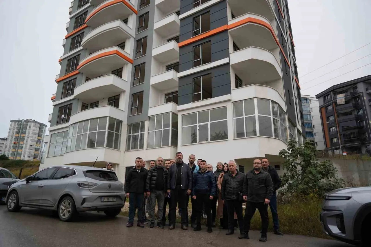 SAMSUN'DA BİR KONUT PROJESİNDEN EV SATIN ALAN YAKLAŞIK 80 AİLE, MÜTEAHHİT İLE KOOPERATİF ARASINDA...