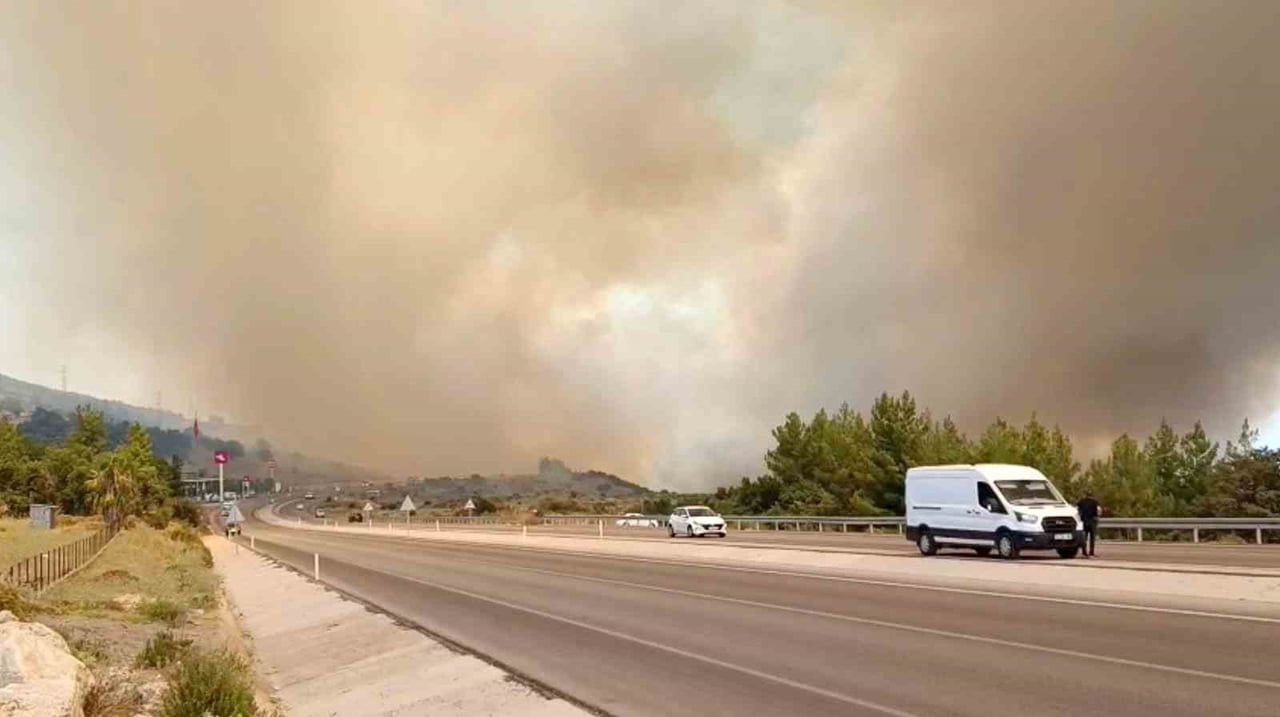 ANTALYA'NIN KUMLUCA İLÇESİ  YAZIR MAHALLESİ'NDE ORMANLIK ALANDA YANGIN BAŞLADI.