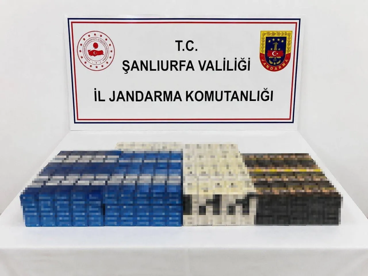 ŞANLIURFA'DA GERÇEKLEŞTİRİLEN OPERASYONDA 6 BİN 940 PAKET GÜMRÜK KAÇAĞI SİGARA İLE 3 LİTRE ALKOL...