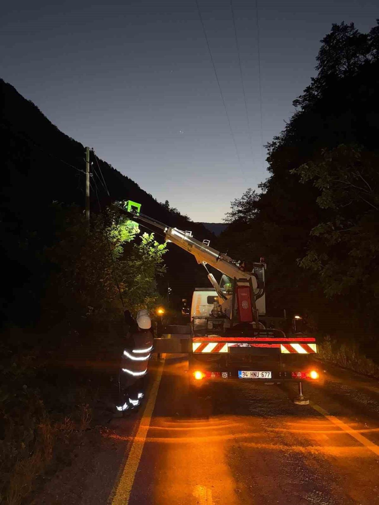 RİZE VE TRABZON’DA ETKİLİ OLAN AŞIRI YAĞIŞLARIN YOL AÇTIĞI SEL, SU BASKINLARI VE HEYELANLARIN...